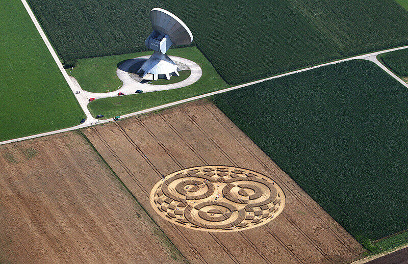 Der Kornkreis von oben. Bis zur nächsten Antenne sind es nur wenige Schritte. Manche glauben, dass die Strahlungen das Ornament verursacht haben.