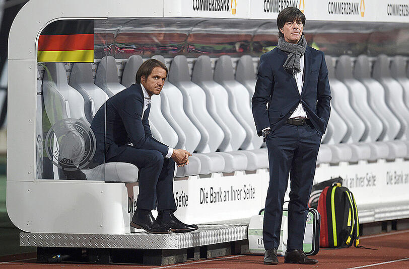 Kein Grund zum Feiern für das deutsche Trainergespann gegen Gibraltar. Gegen Spanien fordern Löw und Schneider eine Steigerung.