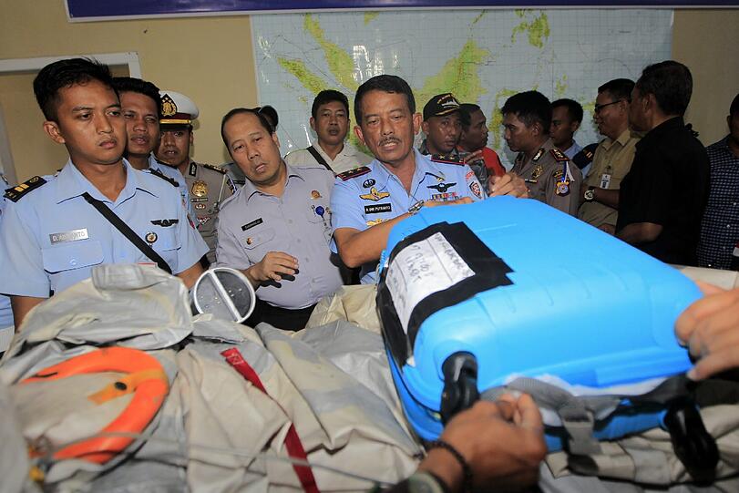 Die indonesische Luftwaffe präsentiert eine Notrutsche und Gepäckstücke aus der abgestürzten AirAsia-Maschine