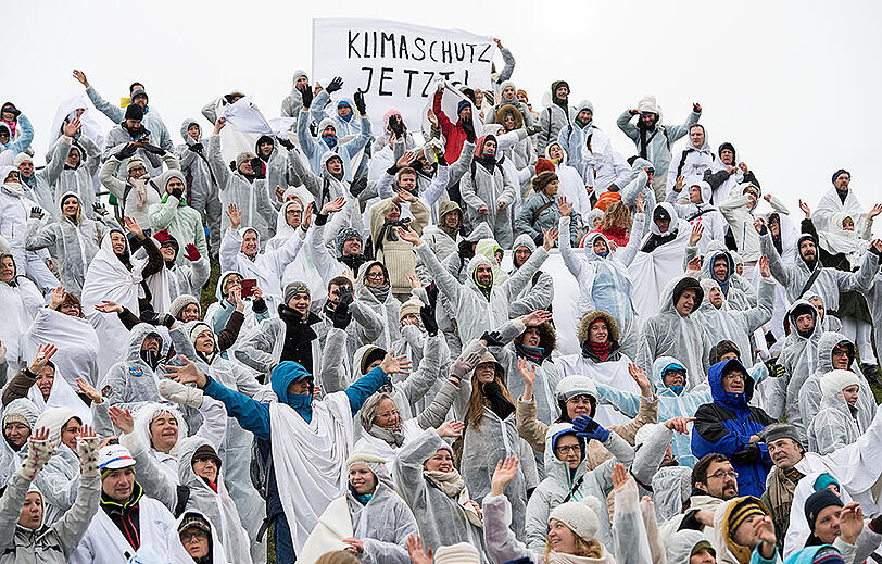 Rund 300 weiße Münchner und Münchnerinnen stürmten Am Sonntag für die Protestaktion den Olympiaberg. Die Bilder.