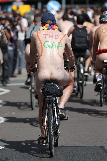Hüllenlos und bunt bemalt - so war die nackte Radl-Parade durch die Londoner City.