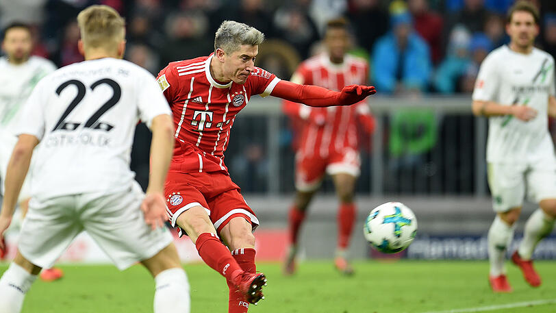 ROBERT LEWANDOWSKI - NOTE 3. Verpasste Vidals Kopfballvorlage beim 1:0, irritierte aber den Torhüter (17.). Wenig später wurde sein Treffer aus kurzer Distanz wegen Abseits nach Videobeweis nicht anerkannt (24.). Scheiterte per Direktabnahme kläglich (75.) und dann an Tschauner (77.). Traf doch noch per Elfer - sein 14. Ligator.