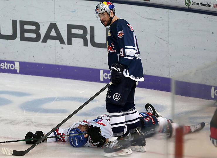 EHC-Raubein Pinizzotto nach seinem Brutalo-Check gegen Mannheims Plachta.