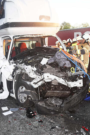 Der Lkw hat einen Totalschaden, der Fahrer wurde schwer verletzt. Die Bilder von der Unfallstelle auf der A99.