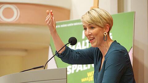 Voller Einsatz: Wahlkämpferin Habenschaden bei einer Rede.