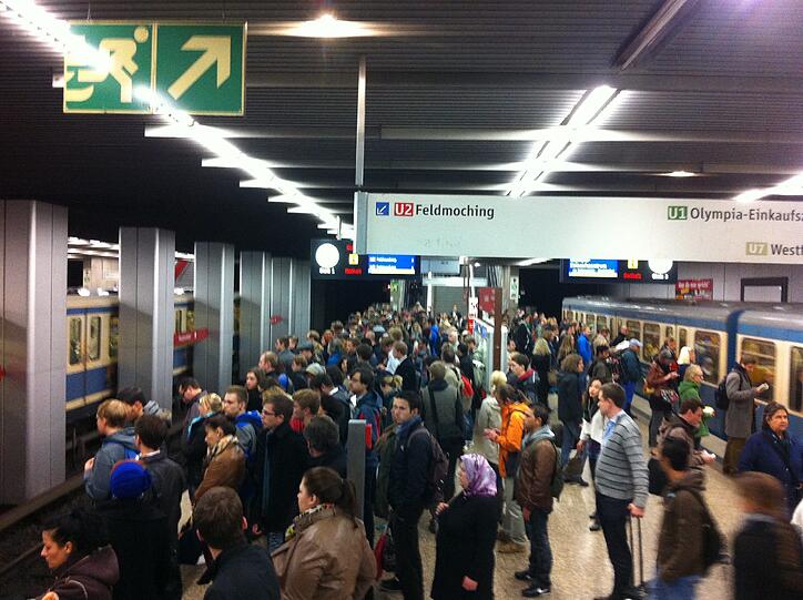 Hier am Hauptbahnhof warten sie auf die U2.