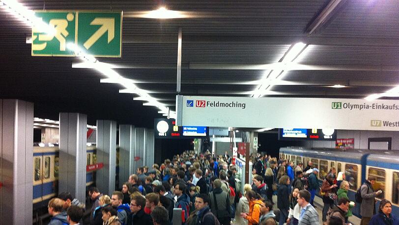 Hier am Hauptbahnhof warten sie auf die U2. Hier am Hauptbahnhof warten sie auf die U2.