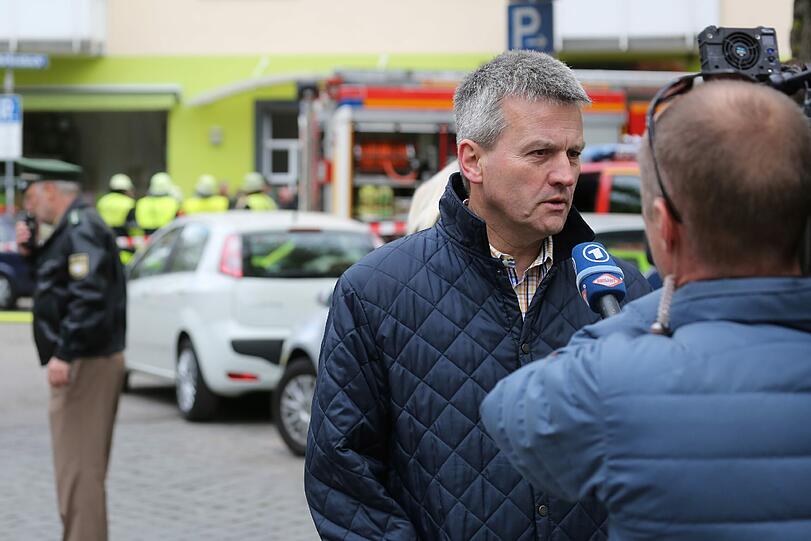 SEK-Einsatz! Polizei findet nach Waffen-Kontrolle Toten in der Holzstraße. Die Bilder vom Einsatz...