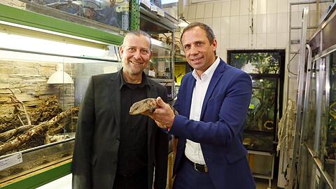 Markus Baur (l.) von der Reptilienauffangstation mit Umweltminister Thorsten Glauber.