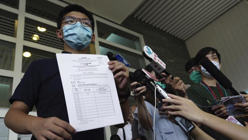 Aktivist Joshua Wong zeigt Journalisten die Nominierungsunterlagen für die Parlamentswahl im September. Aktivist Joshua Wong zeigt Journalisten die Nominierungsunterlagen für die Parlamentswahl im September.