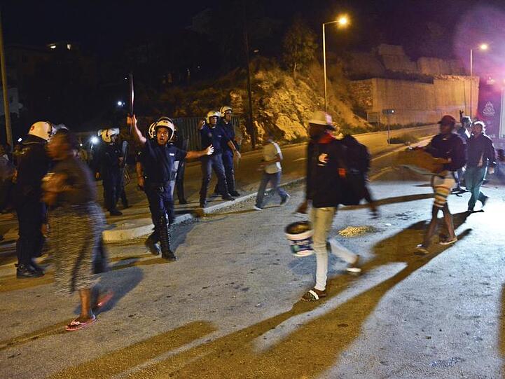 Polizisten bringen Menschen aus dem völlig überfüllten Migrantenlager auf der griechischen Insel Samos.