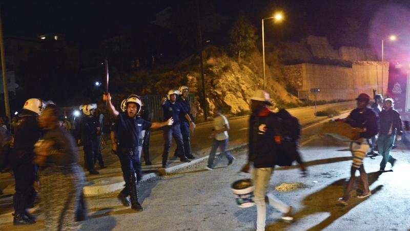 Polizisten bringen Menschen aus dem völlig überfüllten Migrantenlager auf der griechischen Insel Samos. Polizisten bringen Menschen aus dem völlig überfüllten Migrantenlager auf der griechischen Insel Samos.