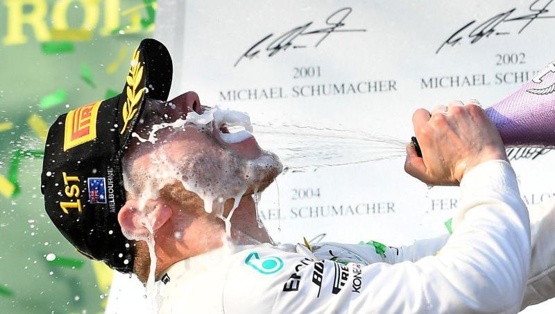 Mercedes-Pilot Valterri Bottas aus Finnland feiert seinen Sieg auf dem Podium mit Champagner. Mercedes-Pilot Valterri Bottas aus Finnland feiert seinen Sieg auf dem Podium mit Champagner.