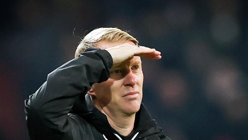 St. Paulis Trainer Timo Schultz gestikuliert am Spielfeldrand.