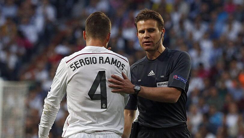 Der frühere Real-Madrid-Star Sergio Ramos und der deutsche Schiedsrichter Felix Brych.