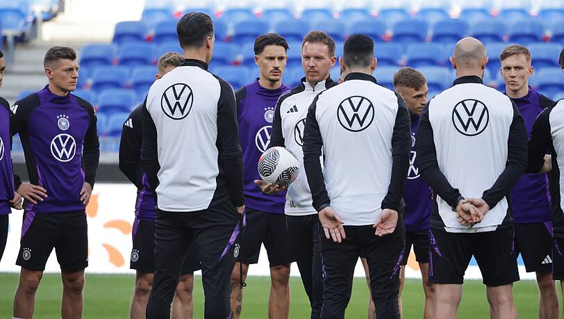 Bundestrainer Julian Nagelsmann (M) stimmt sein Team auf das Länderspiel gegen Frankreich ein.