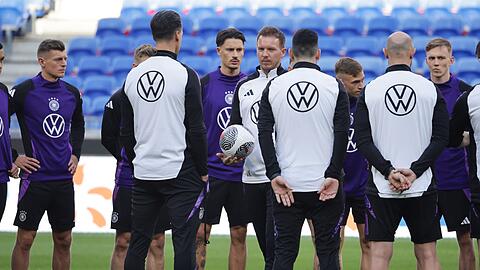 Bundestrainer Julian Nagelsmann (M) stimmt sein Team auf das Länderspiel gegen Frankreich ein.