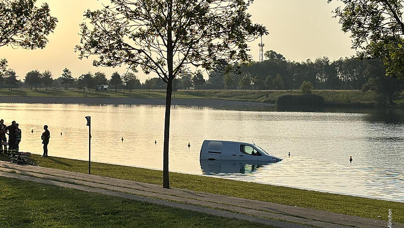 Baden gegangen - am frühen Mittwochmorgen ist ein Auto im Riemer See gelandet. Baden gegangen - am frühen Mittwochmorgen ist ein Auto im Riemer See gelandet.