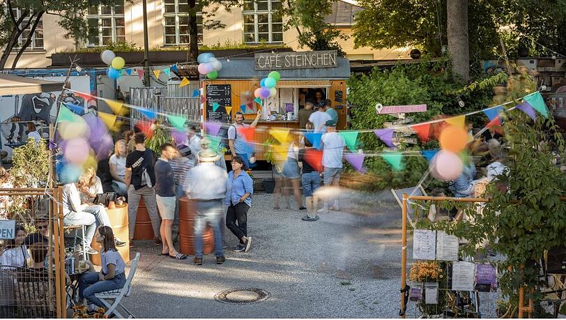 Das Bauwagen-Café Steinchen an der Agnes-Bernauer-Straße 77 schließt Ende Dezember, nach über fünf Jahren Zwischennutzung.
