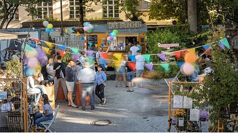 Das Bauwagen-Café Steinchen an der Agnes-Bernauer-Straße 77 schließt Ende Dezember, nach über fünf Jahren Zwischennutzung.