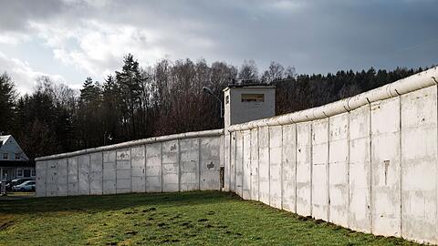 Blick auf die Mauer, die einst Mödlareuth teilte. (Archivbild)