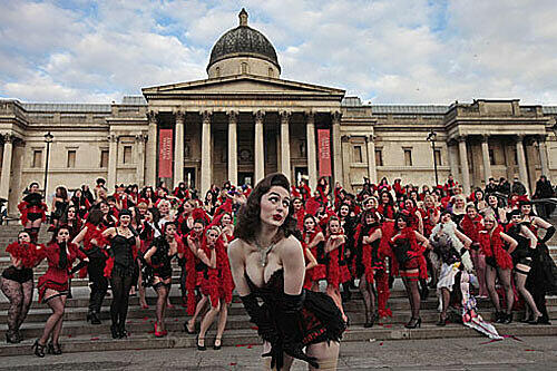Trafalgar Square: Sexy Frauen, wohin man auch schaut