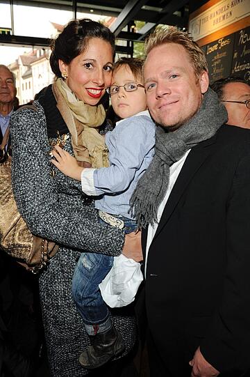 Lola Paltinger ist mit ihrem Freund Ralph Brock und ihrem kleinen Sohn Lio in die Schranne gekommen.