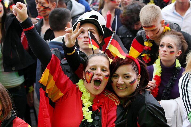 Für ihre Mannschaft geben Fußball-Fans alles - sehen Sie hier die besten Bilder von den Fan-Meilen und aus den Stadien bei der EURO 2012 in Polen und der Ukraine.