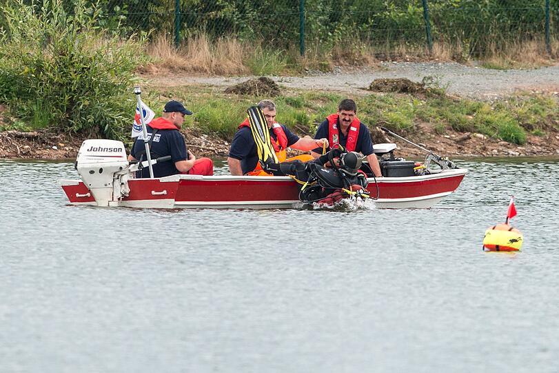 Rettungskräfte suchen am 29.07.2013 in einem Badesee in Pressath (Bayern) nach einem 29 Jahre alten Mann und einen vierjähriger Bub.