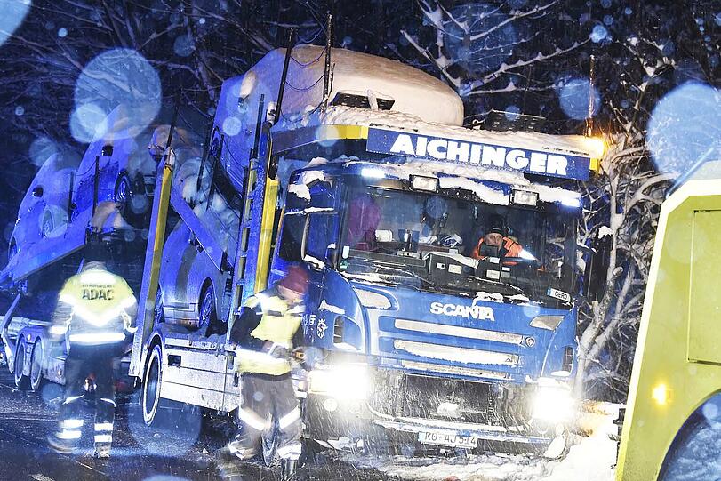 Rutschpartie am Irschenberg: Die Abschleppdienste hatten gestern Abend alle Hände voll zu tun.