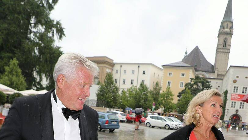 Die deutsche Sängerin Hera Lind und Ehemann Engelbert Lainer kommen zur Premiere von "Aida". Die deutsche Sängerin Hera Lind und Ehemann Engelbert Lainer kommen zur Premiere von "Aida".