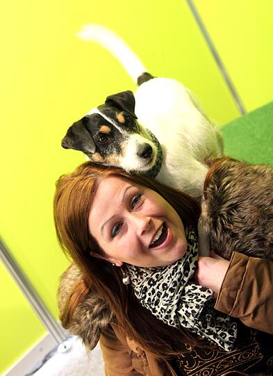 Parson Russel Terrier "Kalle" huldigt seinen Fans bei einer eigenen Autogrammstunde.