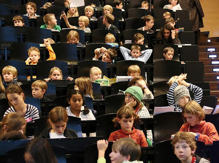 Das Semester der Kinder-Uni startet mit einer Vorlesung über Dinosaurier.