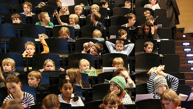 Das Semester der Kinder-Uni startet mit einer Vorlesung über Dinosaurier. Das Semester der Kinder-Uni startet mit einer Vorlesung über Dinosaurier.