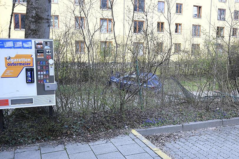 Das Auto durchbrach einen Zaun und erfasste anschließend einen Fußgänger, der schwer verletzt wurde.