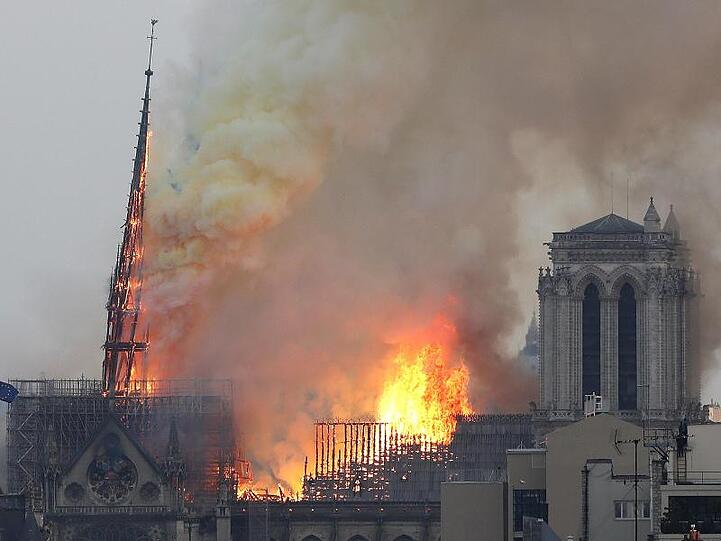 Flammen und Rauch steigen von einem der berühmtesten Wahrzeichen der Welt, der Pariser Kathedrale Notre-Dame, auf.
