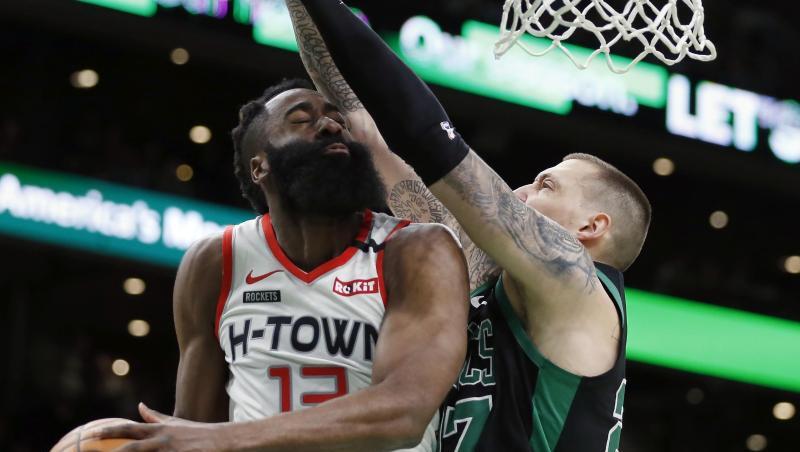 Enges Duell: Bostons Daniel Theis (r) und Houston-Star James Harden. Enges Duell: Bostons Daniel Theis (r) und Houston-Star James Harden.