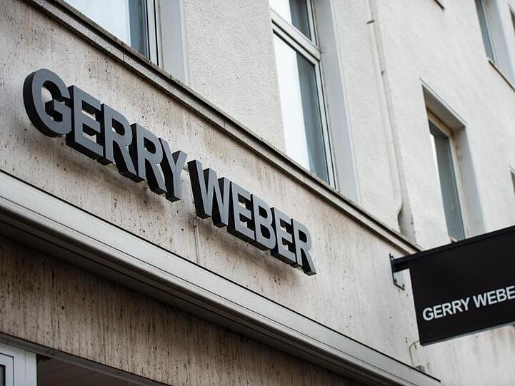An einer Filiale des Modeherstellers Gerry Weber hängt das Logo des Unternehmens.