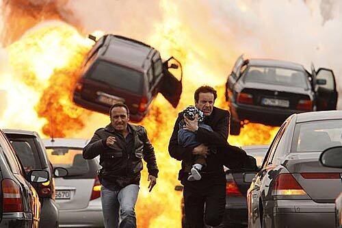 Semir (Erdogan Atalay, l.) und Chris (Gedeon Burkhard) schaffen es gerade noch, die Autobahn zu evakuieren, als die Gasleitung explodiert.