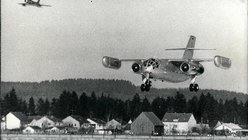 Historischer Moment: Ein Testflieger des Modells "DO-31" kreist über Oberpfaffenhofen. Es ist einer der ersten Senkrechtstarter überhaupt und ein großer Erfolg für Silvius Dornier.