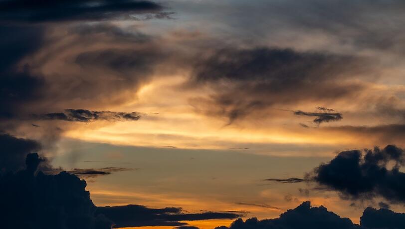 Beim solaren Geoengineering würde die Sonne mit Hilfe kleinster in die Stratosphäre geschossener Partikel verdunkelt. Beim solaren Geoengineering würde die Sonne mit Hilfe kleinster in die Stratosphäre geschossener Partikel verdunkelt.