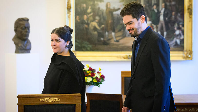 Lahav Shani, zukünftiger Chefdirigent der Münchner Philharmoniker, wird zusammen mit seiner Ehefrau, Miri Saadon Shani im Schloss Bellevue.