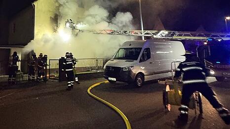 Hilferufe aus brennendem Haus: Ein lebloser 50-jähriger Mann wird gerettet.