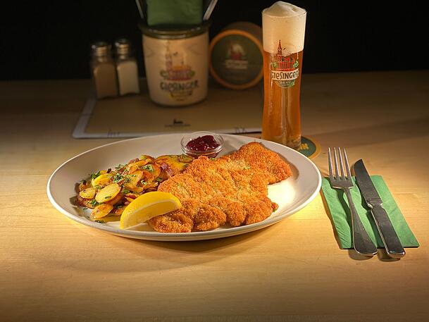 Der Giesinger Br&auml;u gibt die Mehrwertsteuersenkung an seine G&auml;ste weiter und senkt im Br&auml;ust&uuml;berl die Preise f&uuml;r einige Wirtshaus-Klassiker, darunter das Wiener Schnitzel.