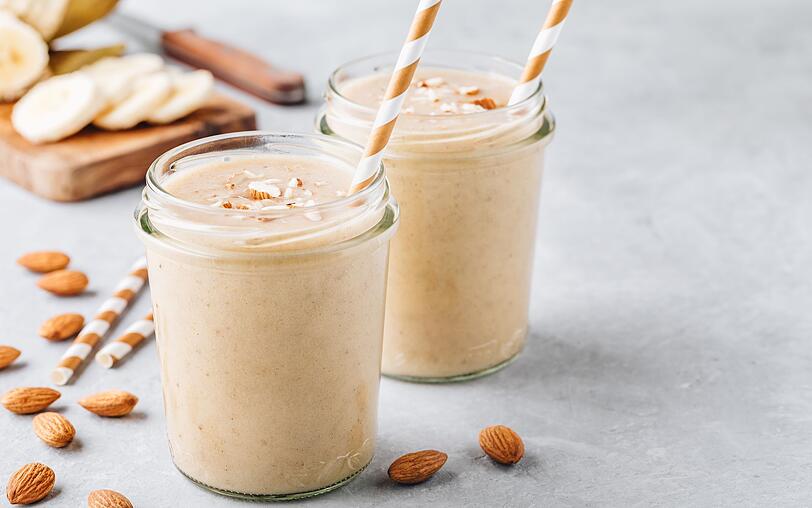 F&uuml;r den perfekten Start in den Tag &uuml;ber Nacht eine Tasse Haferflocken (Energiespender, die uns bis zum Mittagessen satt machen) in Mandelmilch einweichen. Am Morgen mit einer halben Banane, einem Essl&ouml;ffel Mandelmus und Beeren Ihrer Wahl mixen. Als Topping einzelne Beeren sowie Kokossplitter und Kakao dar&uuml;ber streuen. Lecker!
