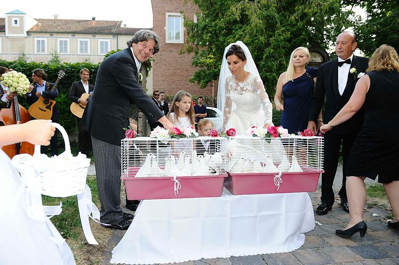 Wei?e Tauben dürfen bei einer Traum-Hochzeit nicht fehlen.