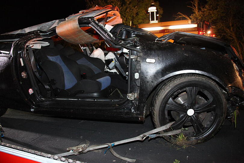 Tragischer Verkehrsunfall bei Attel: Ein 18-Jähriger kam von der B15 ab, prallte gegen die Leitplanke und kam bei dem Unfall ums Leben. Die Bilder vom Unfallort.