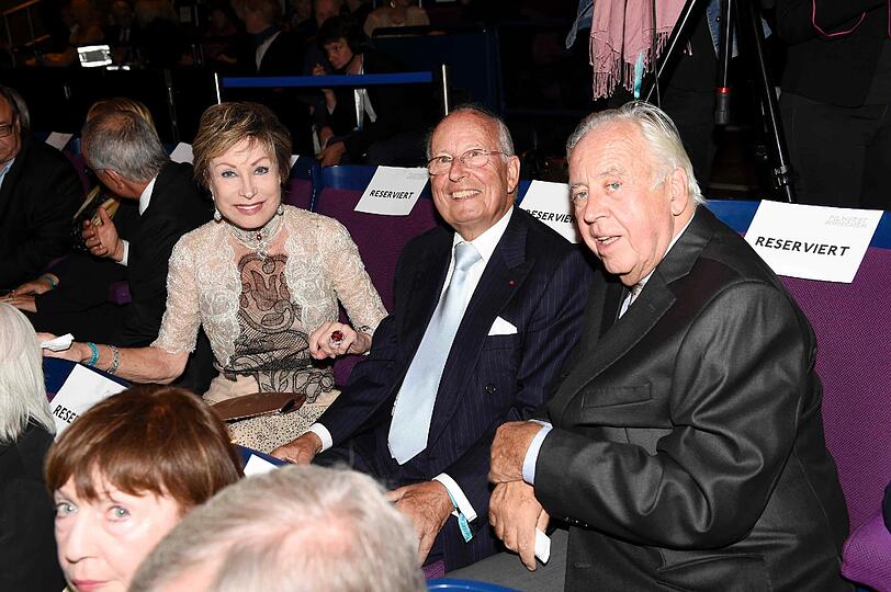 Antje-Katrin Kühnemann (l), Begleiter und Wolfgang Rademann