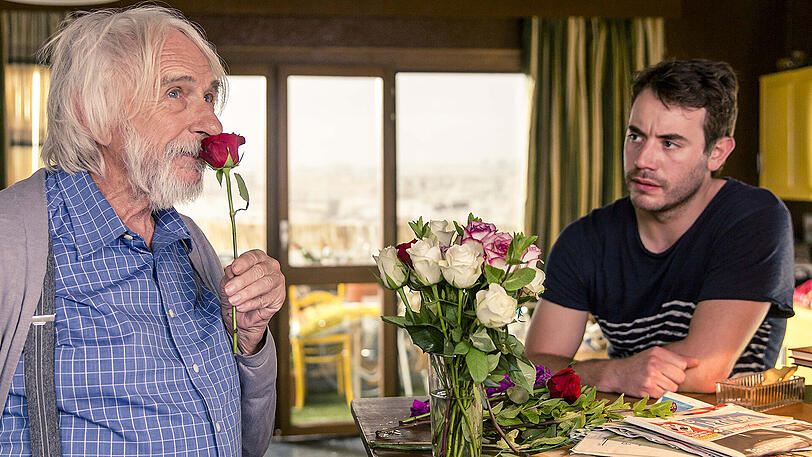 Pierre (Pierre Richard) entdeckt den süßen Duft der Liebe wieder. Zum Date aber schickt er Alex (Yannis Lespert).
