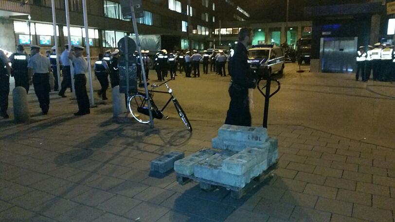 Die Bilder von den Vorbereitungen: Ab 20 Uhr begann die Polizei damit, den Bahnhof abzuriegeln.